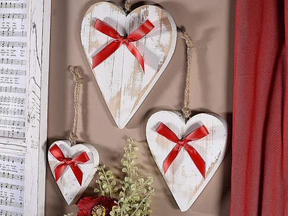 Set 3 cuori in legno anticato con fiocco stoffa da appendere