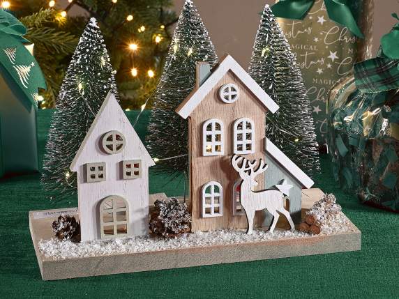 Paesaggio natalizio in legno con alberelli con luci LED