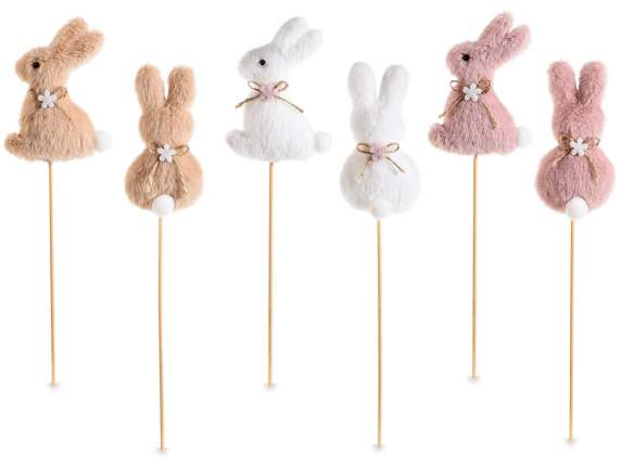 Coniglietto in eco-fur con fiocco e fiore su stick in legno
