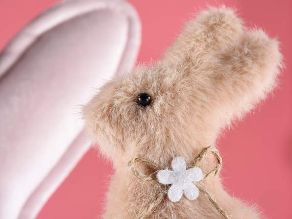 Coniglietto in eco-fur con fiocco e fiore su stick in legno