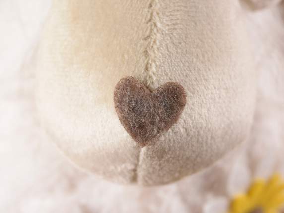 Pecorella in morbido eco-fur con fiorellino e cuore