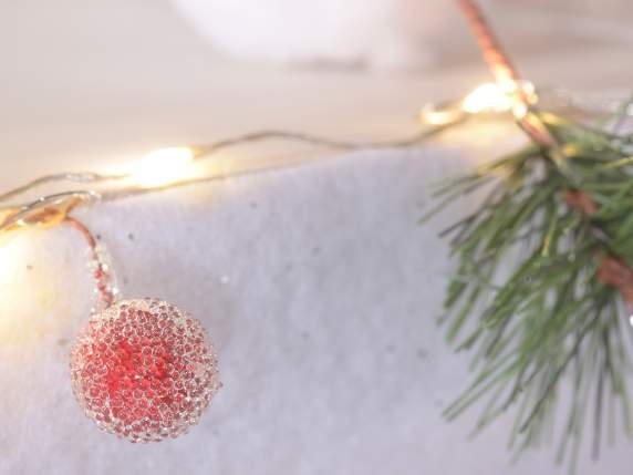 Filo di luci led bianco caldo con decorazioni natalizie