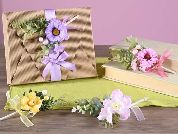 Mazzolino fiore artificiale, bacche, foglie e fiocco organza
