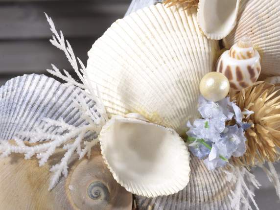Ghirlanda di conchiglie, legno e fiori artificiali