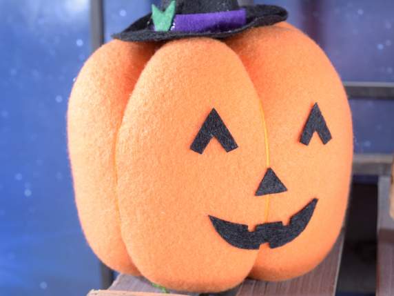 Zucca di Halloween con cappello in panno