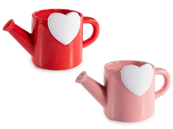 Vaso ad annaffiatoio in ceramica con cuore in rilievo