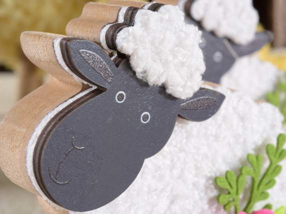 Pecorella in legno con morbido rivestimento e fiore colorato