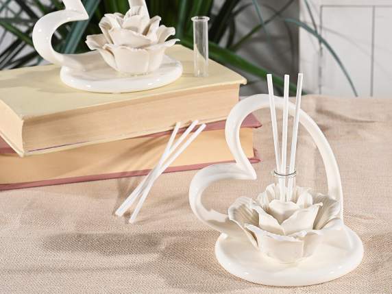 Cuore in porcellana con rosa e stick per profumare