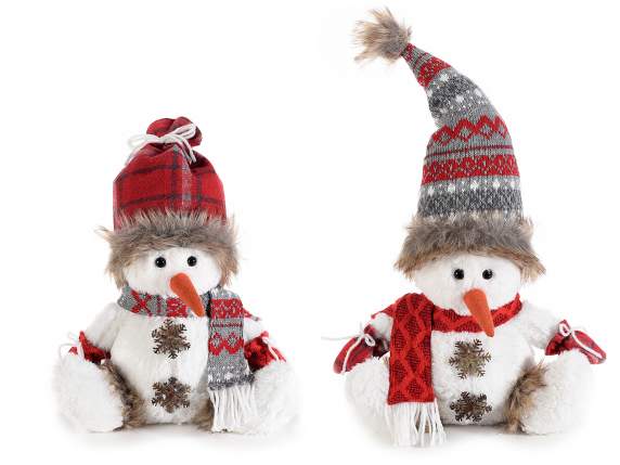 Pupazzo di neve in peluche con sciarpa e cappello in maglia