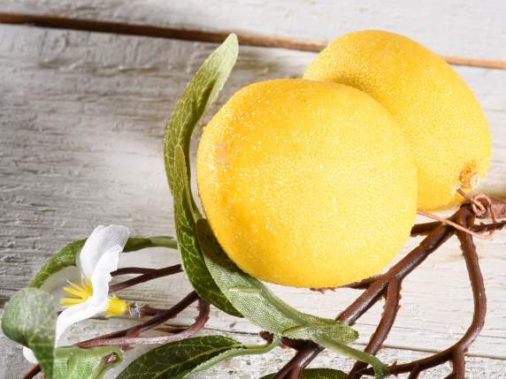 Rametto di limoni artificiali con fiorellini e foglie