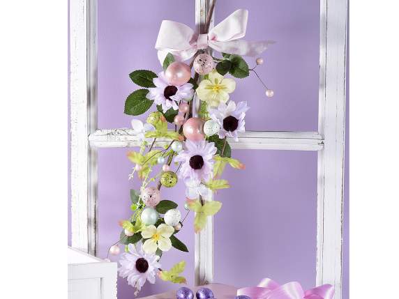 Ramo di uova colorate e fiori artificiali