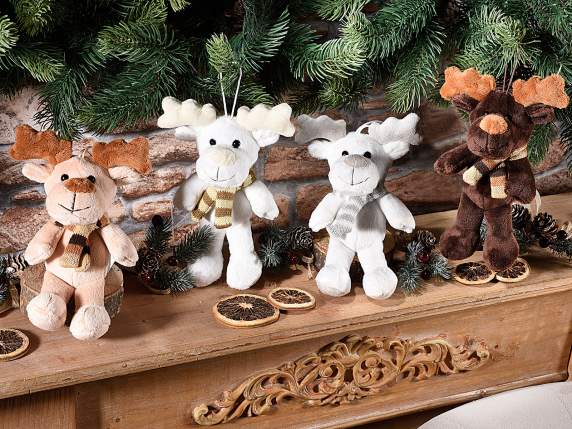 Renna peluche con sciarpa in maglia da appendere
