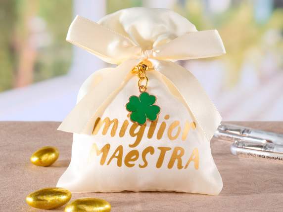 Sacchetto effetto raso con scritta maestra e portachiavi