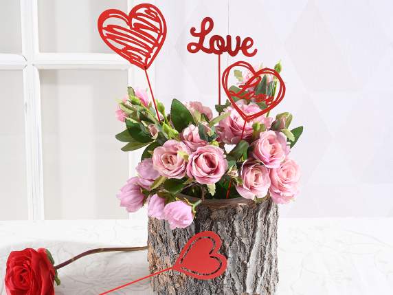 Cuore decorativo in metallo rosso su stick