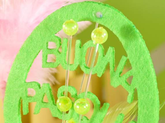 Uovo in panno con scritta, piume e perline, su stick legno