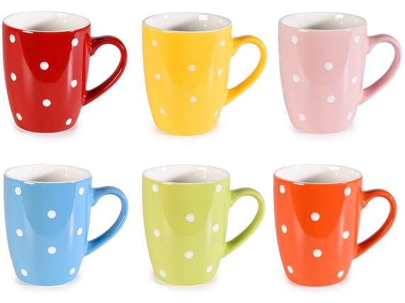 Tazza colorata in porcellana con decorazione a pois