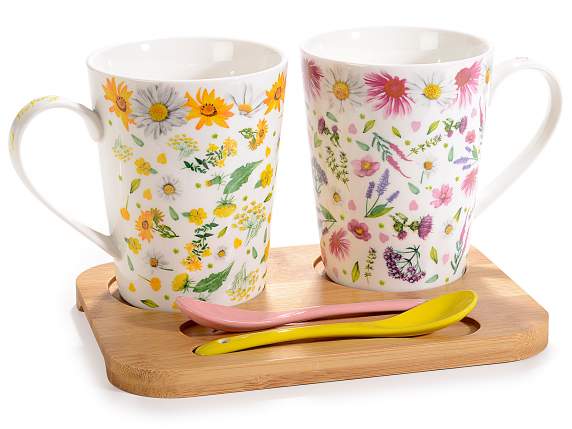 Set 2 tazze con cucchiaini in porcellana su vassoio in legno