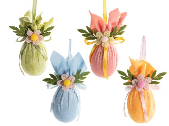 Uovo rivestito in vellutino colorato da appendere con fiore
