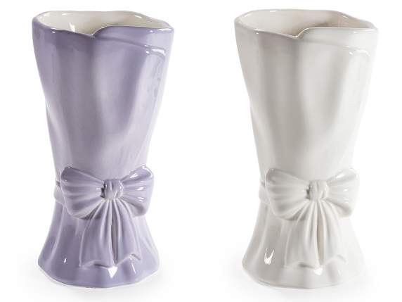 Vaso in ceramica colorata con fiocco e dettagli rilievo