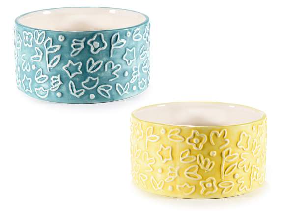 Vaso tondo in ceramica con decorazioni floreali in rilievo