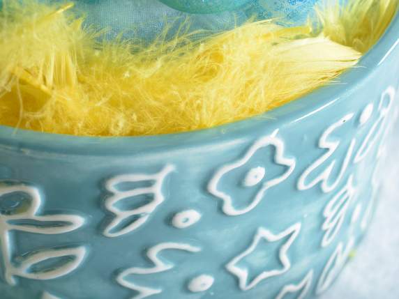 Vaso tondo in ceramica con decorazioni floreali in rilievo