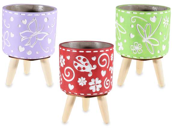 Vaso cemento su treppiede in legno con decori bassorilievo