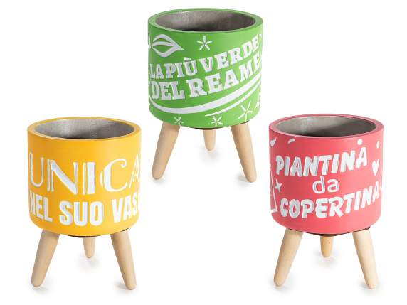 Vaso in cemento su treppiede in legno con decori e scritte
