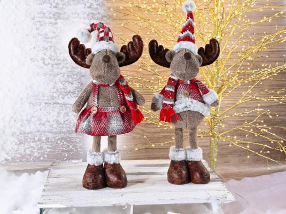Renne en peluche avec robe, écharpe et chapeau pouvant