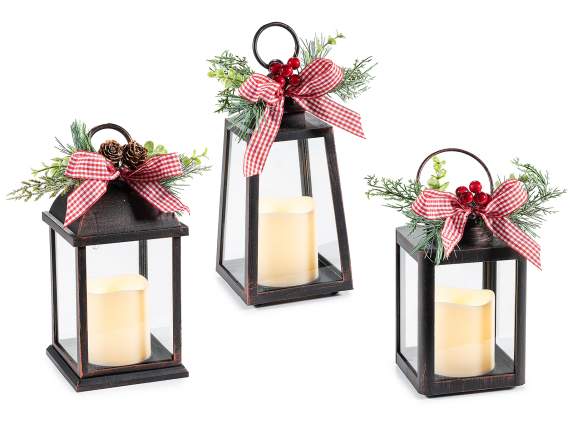 Lanterne avec bougie LED, bouquet daiguilles de pin et nœud