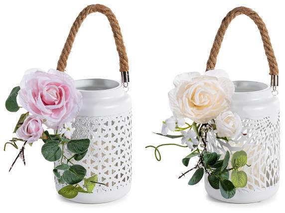Lanterne métal avec bougie électronique et branche de rose
