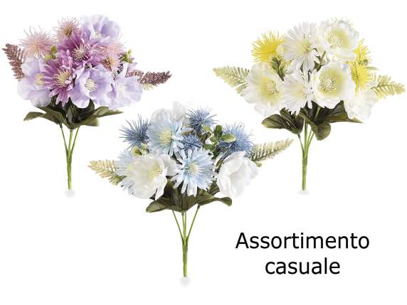 Lanterne en métal avec bouquet d’hellébore et de pissenlit