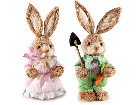 Lapin en fibre avec vêtements en tissu, pelle et moulinet