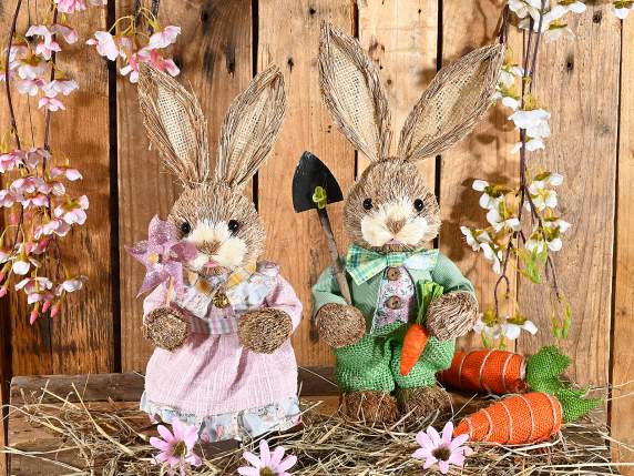 Lapin en fibre avec vêtements en tissu, pelle et moulinet