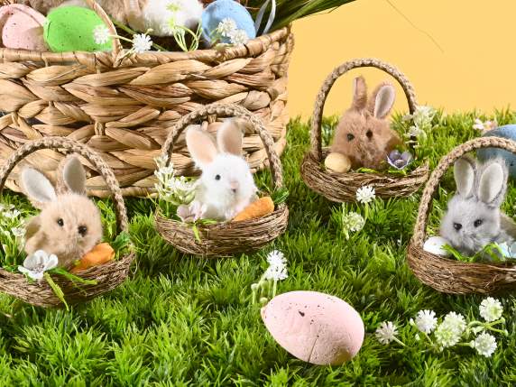Lapin de Pâques dans un panier en fibres naturelles