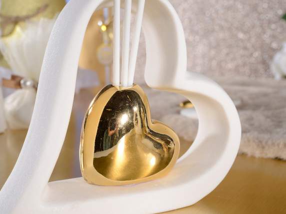 Corazón de porcelana con corazón dorado y varilla aromática.