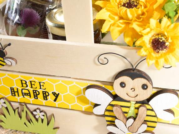 Cesta de madera con asa y adornos de abejas en relieve.