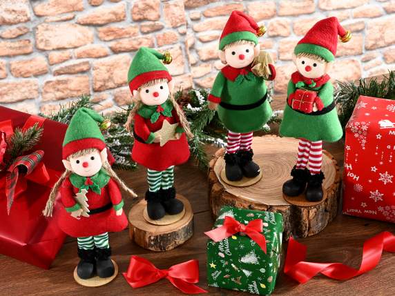 Elfo navideño con campana dorada y decoración en la mano
