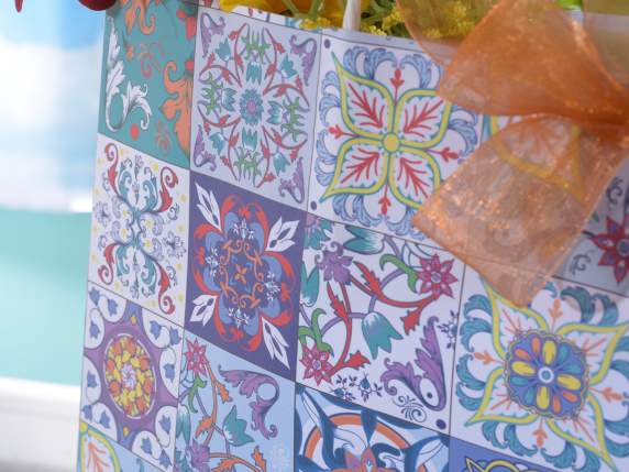 Bolsa-sobre grande de papel con asas y estampado de mayólica