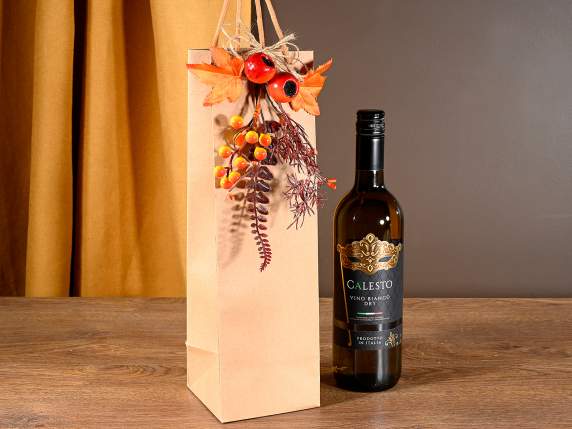 Rama con granada, hojas y bayas artificiales.