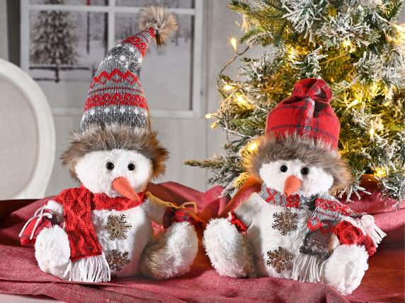 Om de zăpadă de pluș cu eșarfă tricotată și pălărie