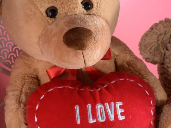 Orsetto di peluche con cuore imbottito e fiocco rosso