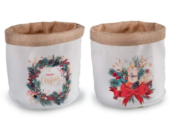 Panier en tissu avec décorations de Noël et intérieur