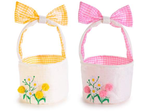 Panier en tissu avec fleurs appliquées et noeud