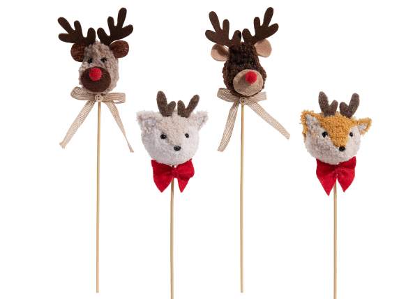 Peluche douce dun animal de Noël sur un bâton en bois