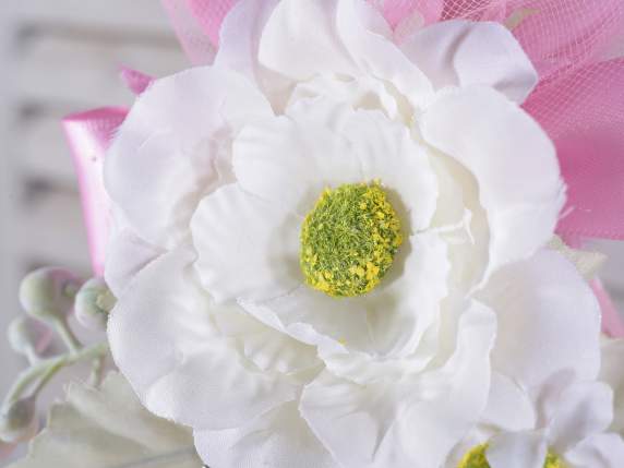 Mazzolino di peonia con margherite e bacche artificiali