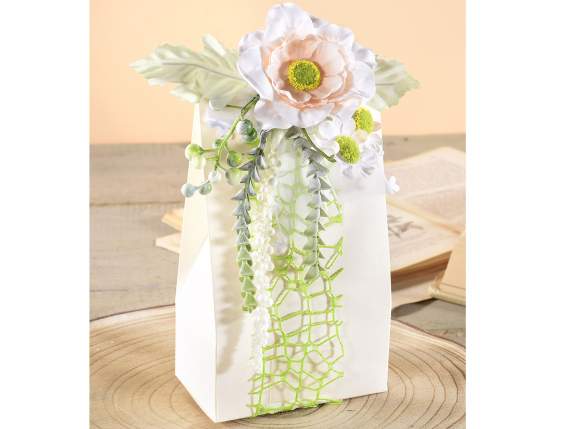 Mazzolino di peonia con margherite e bacche artificiali