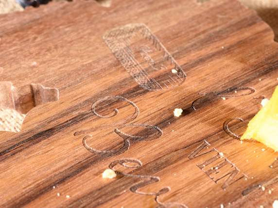Planche à découper en bois dacacia avec décorations gravées