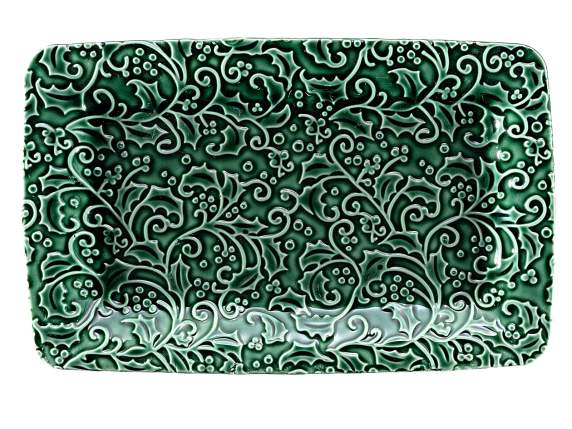 Plato decorativo de cerámica con decoraciones en relieve.