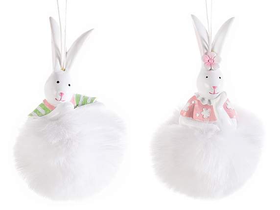 Lapin en résine à suspendre sur pompon en fourrure écologiqu