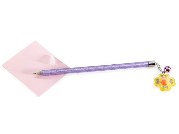 Stylo à bille coloré avec une petite fleur et une clochette